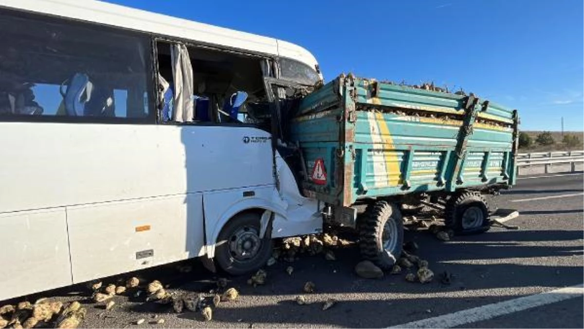 Son dakika haberleri | Kütahya\'da işçi servisi traktöre çarptı: 20 yaralı (2)
