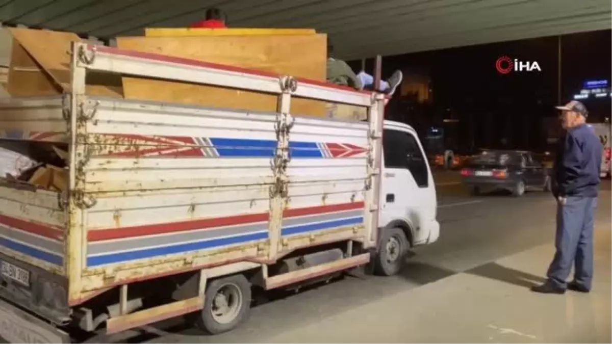 Maltepe\'de tehlikeli yolculuk: Kamyonet kasasında sohbet edip sigara içtiler