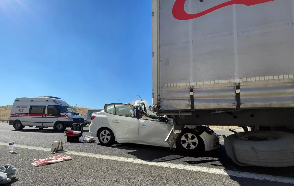 Manisa haber: Manisa\'da tıra çarpan otomobildeki 3 kişi yaralandı