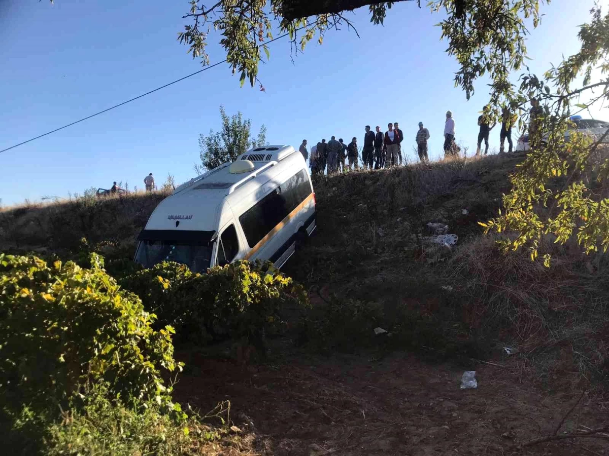 Son dakika haberleri! Öğrenci servisi üzüm bağına uçtu: 5\'i öğrenci 6 yaralı