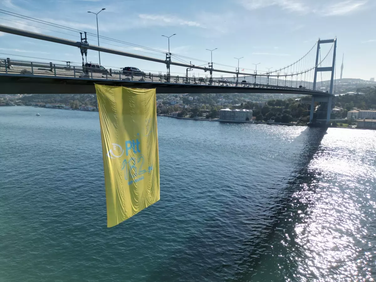 PTT bayrağı, kurumun 182. yılı dolayısıyla İstanbul Boğazı\'nda dalgalanıyor