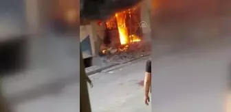 Sultangazi'de iş yerinde çıkan yangını itfaiye söndürdü