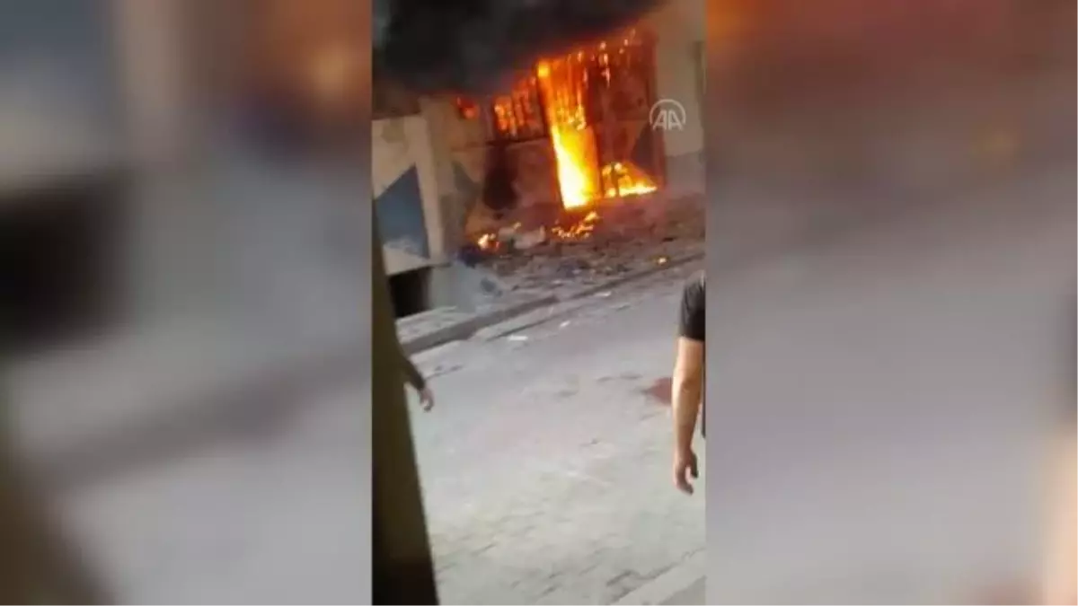 Sultangazi\'de iş yerinde çıkan yangını itfaiye söndürdü