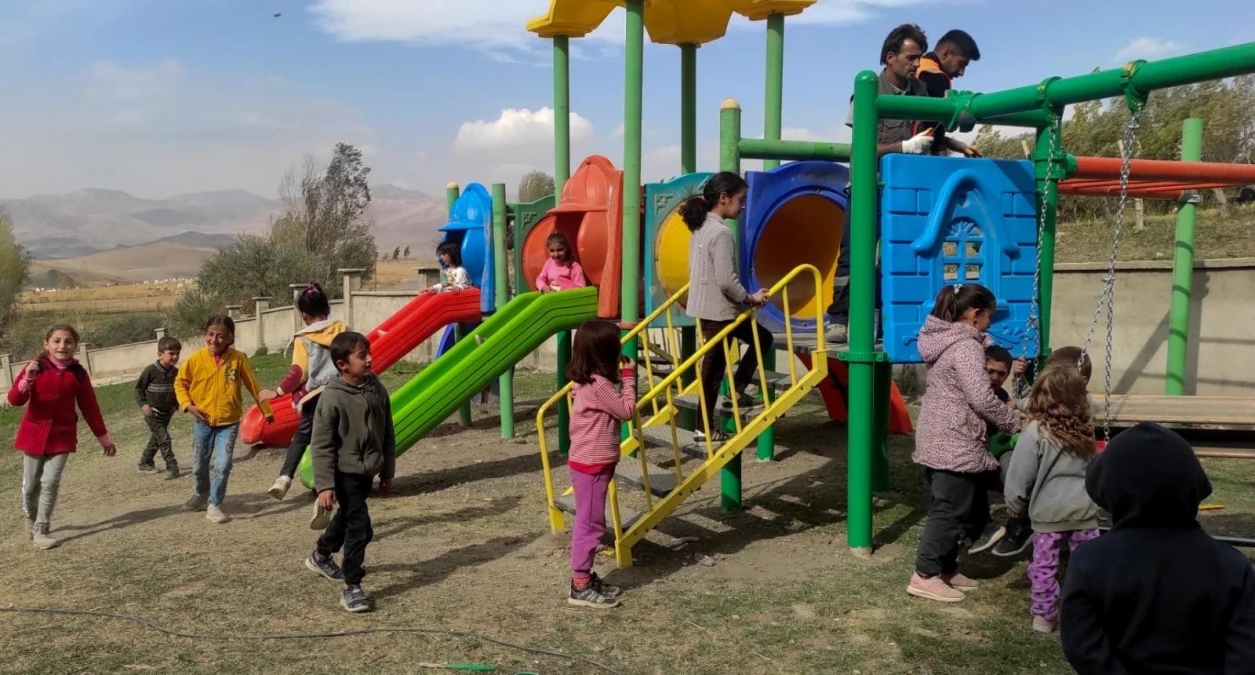 Belediye ekipleri geri dönüşüm malzemeleriyle 2 oyun parkı kurdu
