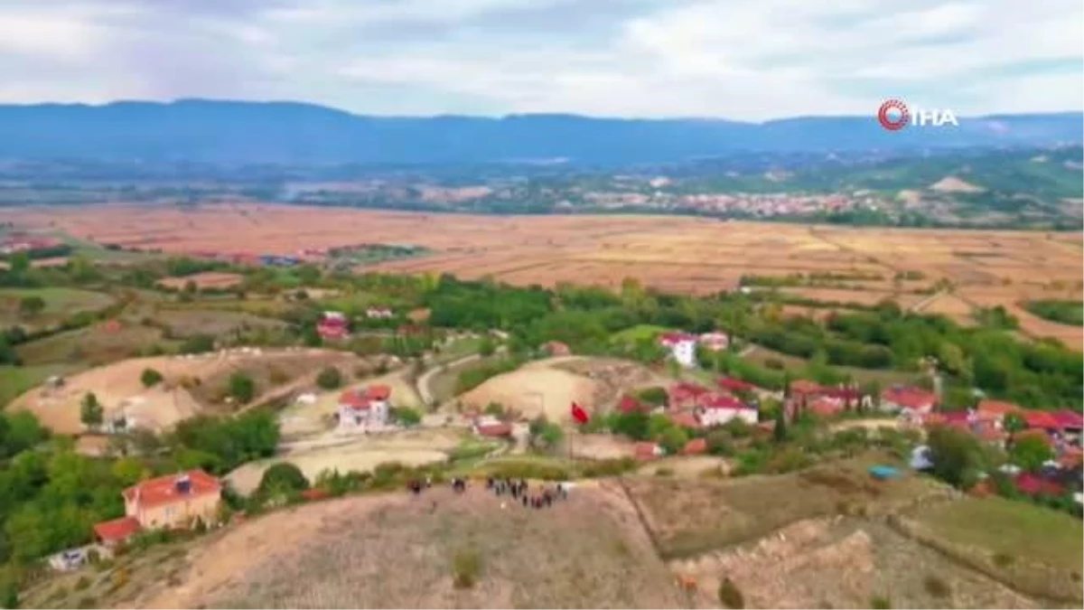 Bursa yerel haberleri | Binali Yıldırım\'ın hediye ettiği Türk bayrağını köyün en tepesine diktiler