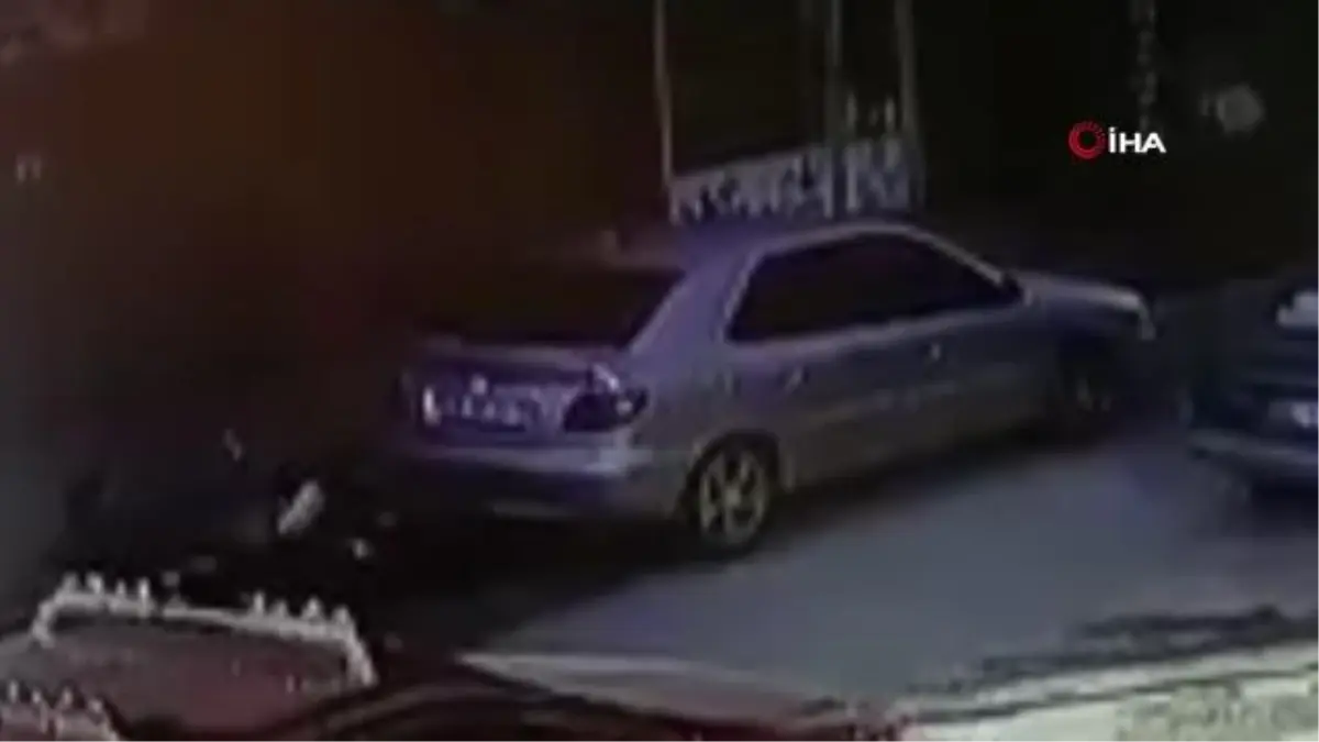 Çarptığı aracın camını yumruklayıp kırdı...O anlar kamerada