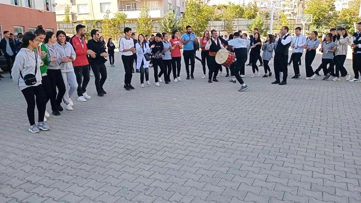 Diyarbakır spor haberi: Dicle\'nin demir bilekli kızlarına davullu zurnalı kutlama