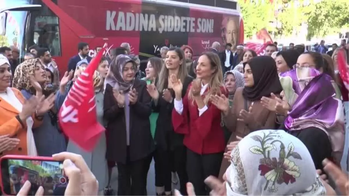 Diyarbakır haberleri! DİYARBAKIR - CHP Kadın Kolları Genel Başkanı Nazlıaka, Diyarbakır\'da ziyaretlerde bulundu