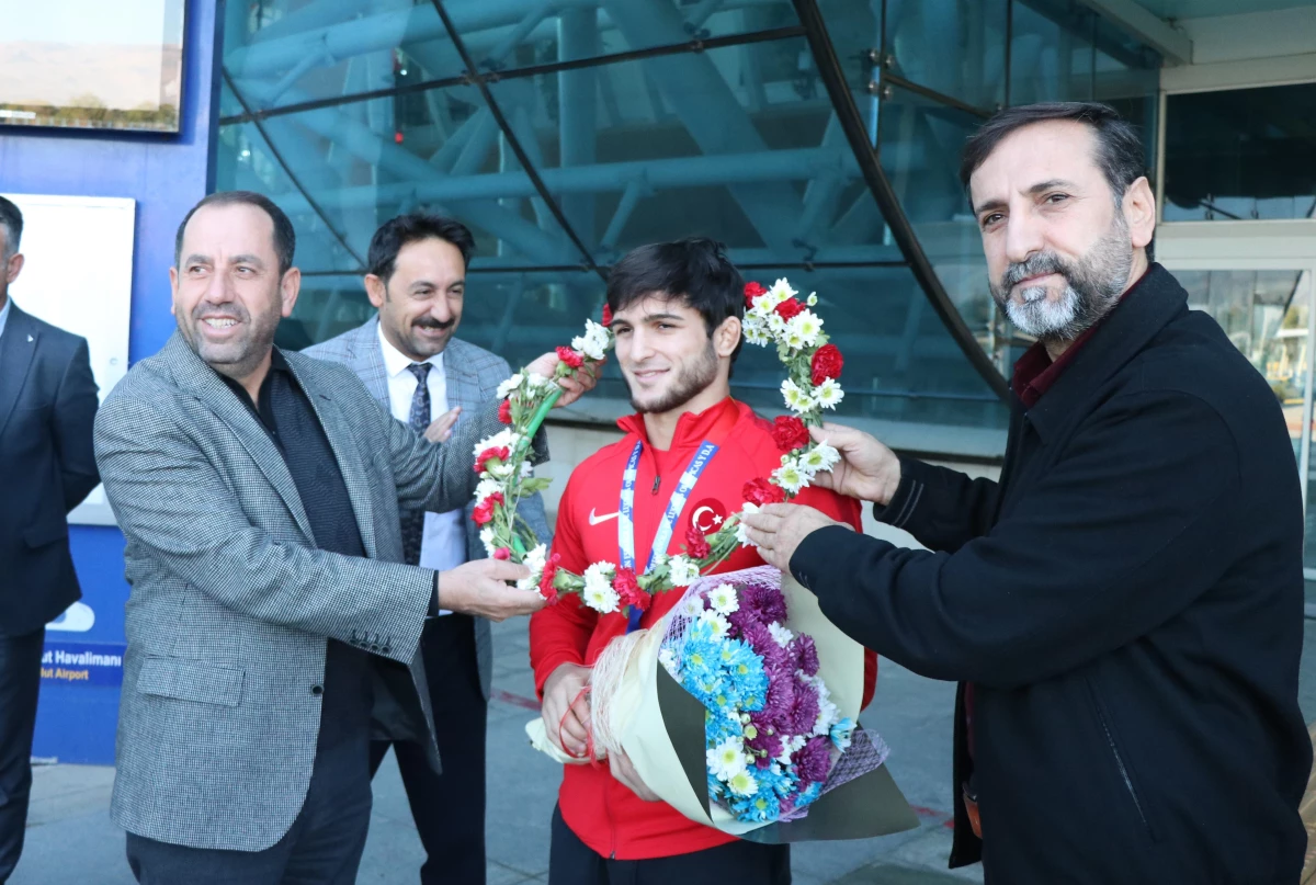 Erzincan spor haberleri | Dünya üçüncüsü güreşçi Emrah Ormanoğlu, Erzincan\'a döndü