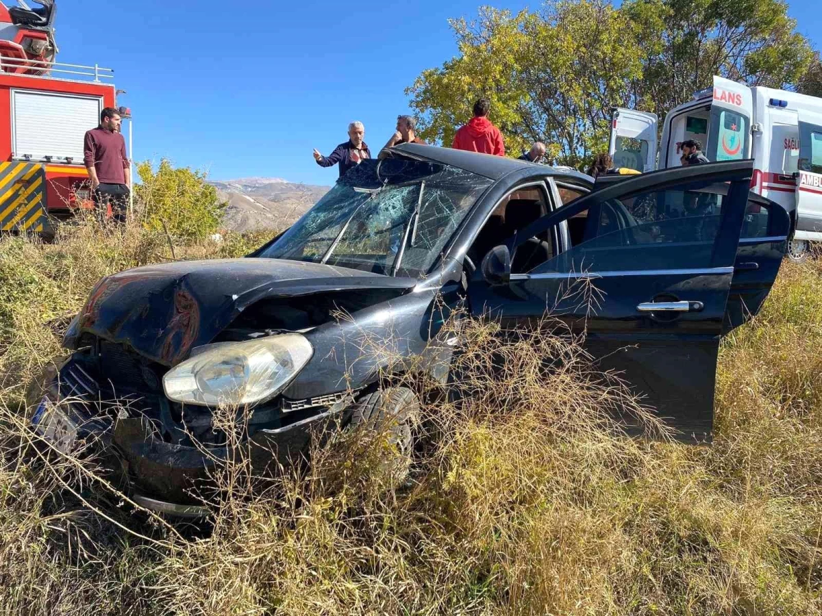 Erzincan haberleri... Erzincan\'da otomobil şarampole uçtu: 2 yaralı