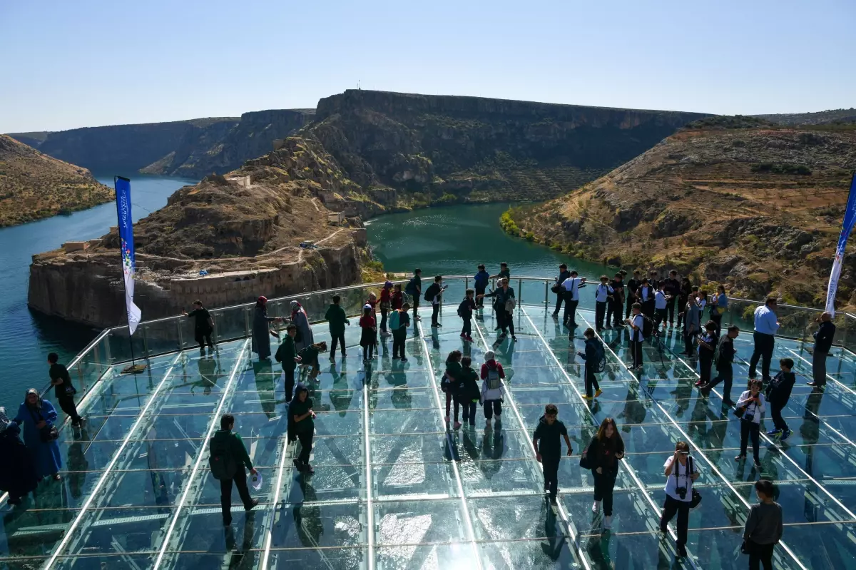 Gaziantep haberleri... Gaziantep\'teki tarihi Rumkale\'de 600 kişi parçalı Güneş tutulmasını izledi