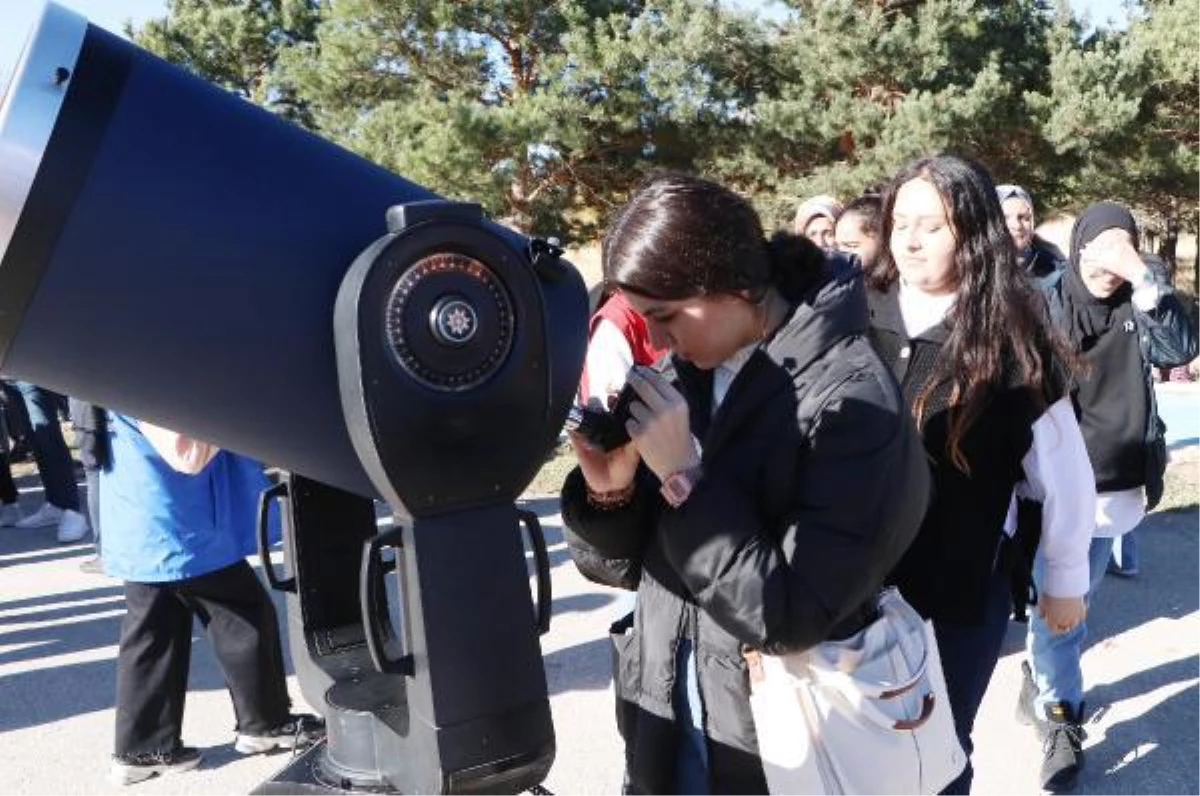 Güneş tutulmasını kampüse konulan teleskoplarla izlediler