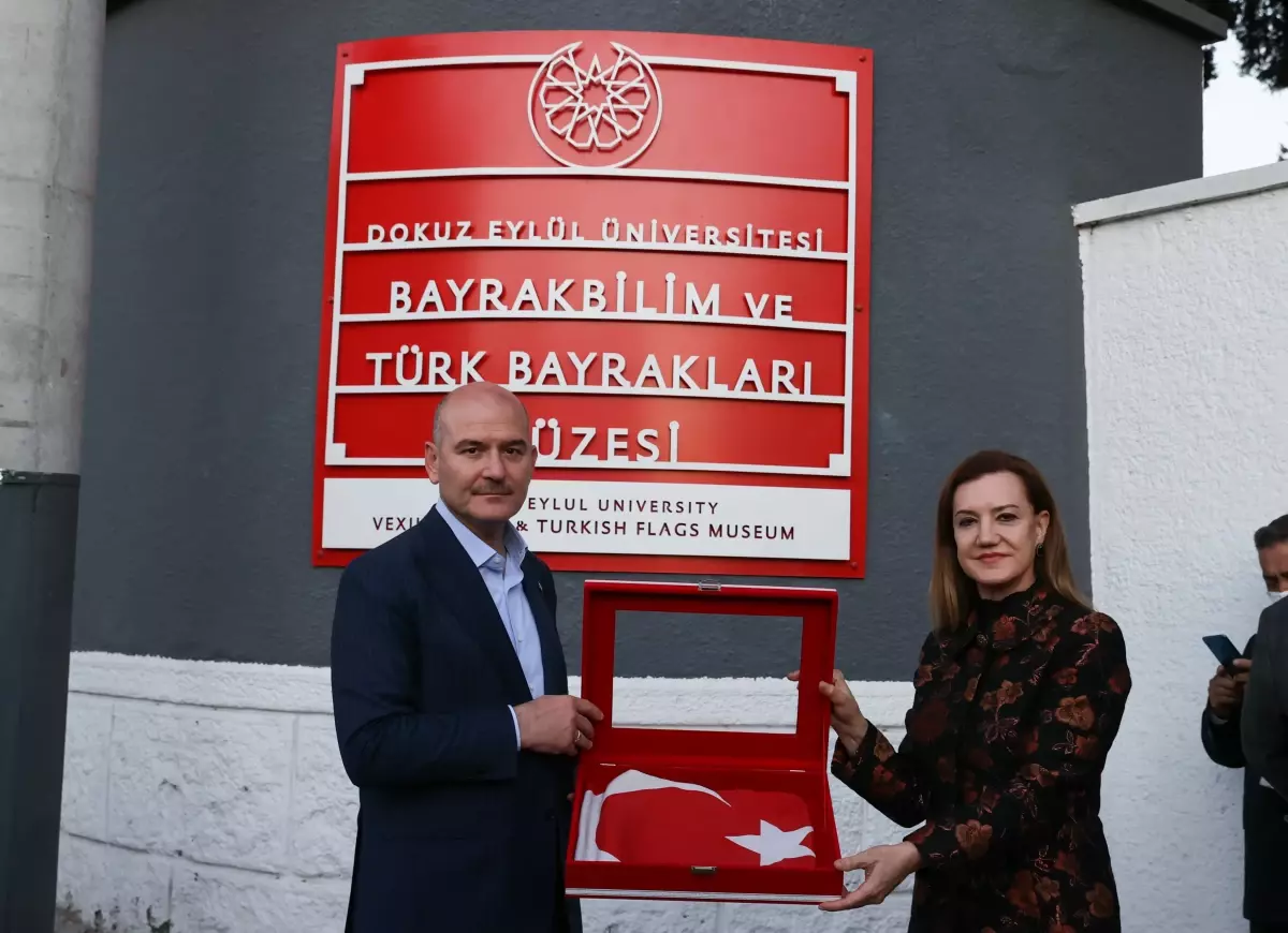 Bakan Soylu\'ya Türk bayrağı hediyesi