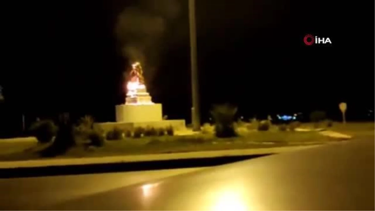 İran\'da Kasım Süleymani heykeli ateşe verildi