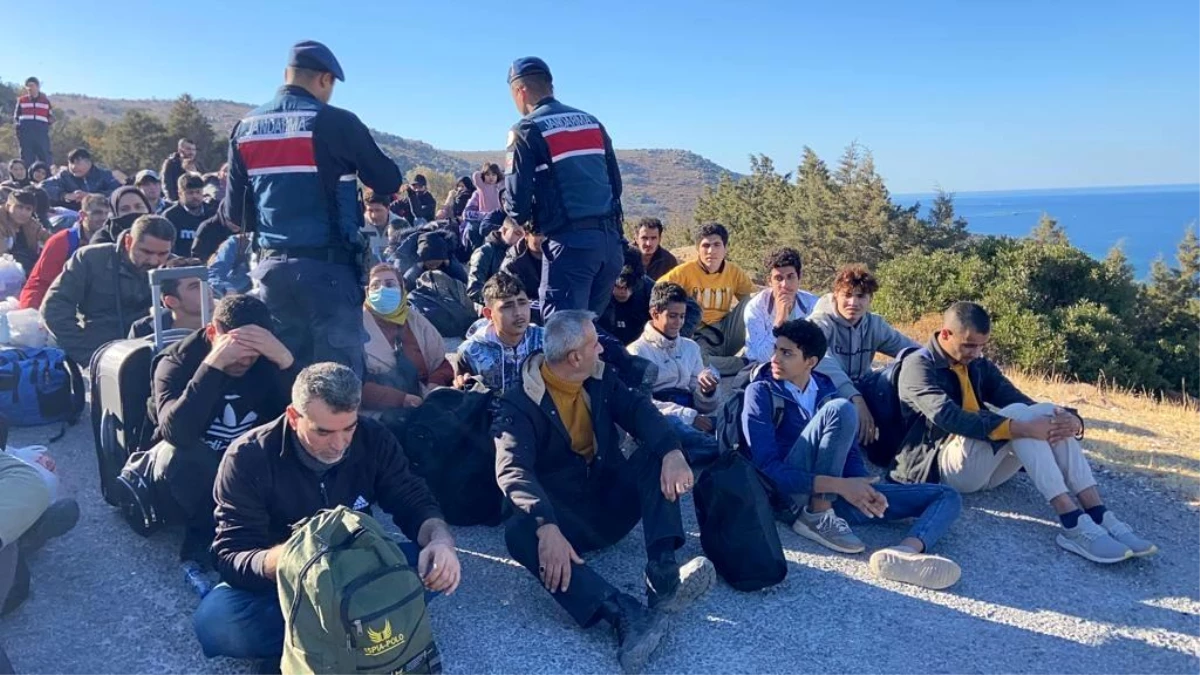 İzmir haberleri: İzmir\'de 107 düzensiz göçmen ve 11 organizatör yakalandı