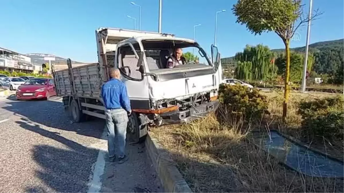 Karabük gündem haberleri | Karabük\'te kamyonetle otomobilin çarpışması sonucu 1 kişi öldü, 2 kişi yaralandı