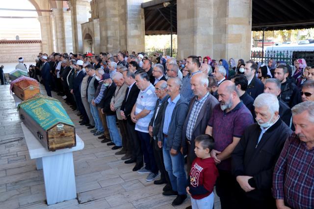 Kepçenin önüne oturup parkın yıkımını engelleyen Kıymet Teyze hayatını kaybetti Kepçenin önüne oturup parkın yıkımını engelleyen Kıymet Teyze hayatını kaybetti