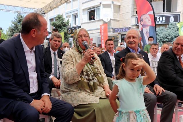 Kepçenin önüne oturup parkın yıkımını engelleyen Kıymet Teyze hayatını kaybetti Kepçenin önüne oturup parkın yıkımını engelleyen Kıymet Teyze hayatını kaybetti