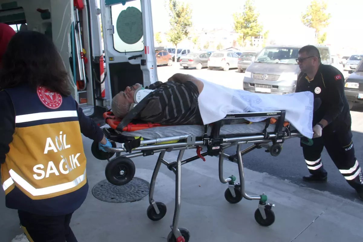 Konya haberleri... Konya\'da altyapı çalışmasında toprak kayması sonucu 1 işçi yaralandı