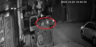 Köpekten kaçan 7 yaşındaki çocuk otomobilin altında kaldı...O anlar kamerada