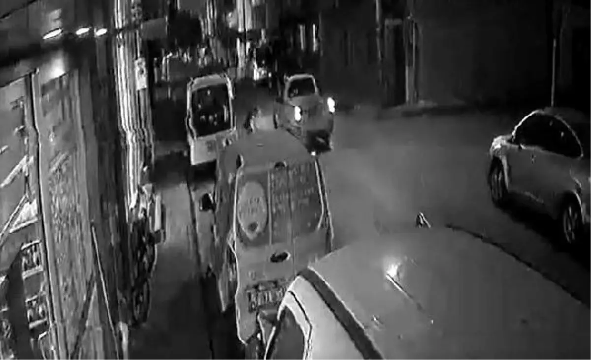 Son Dakika | KÖPEKTEN KAÇAN EREN\'E KAMYONET ÇARPTI, KAZA ANI KAMERADA