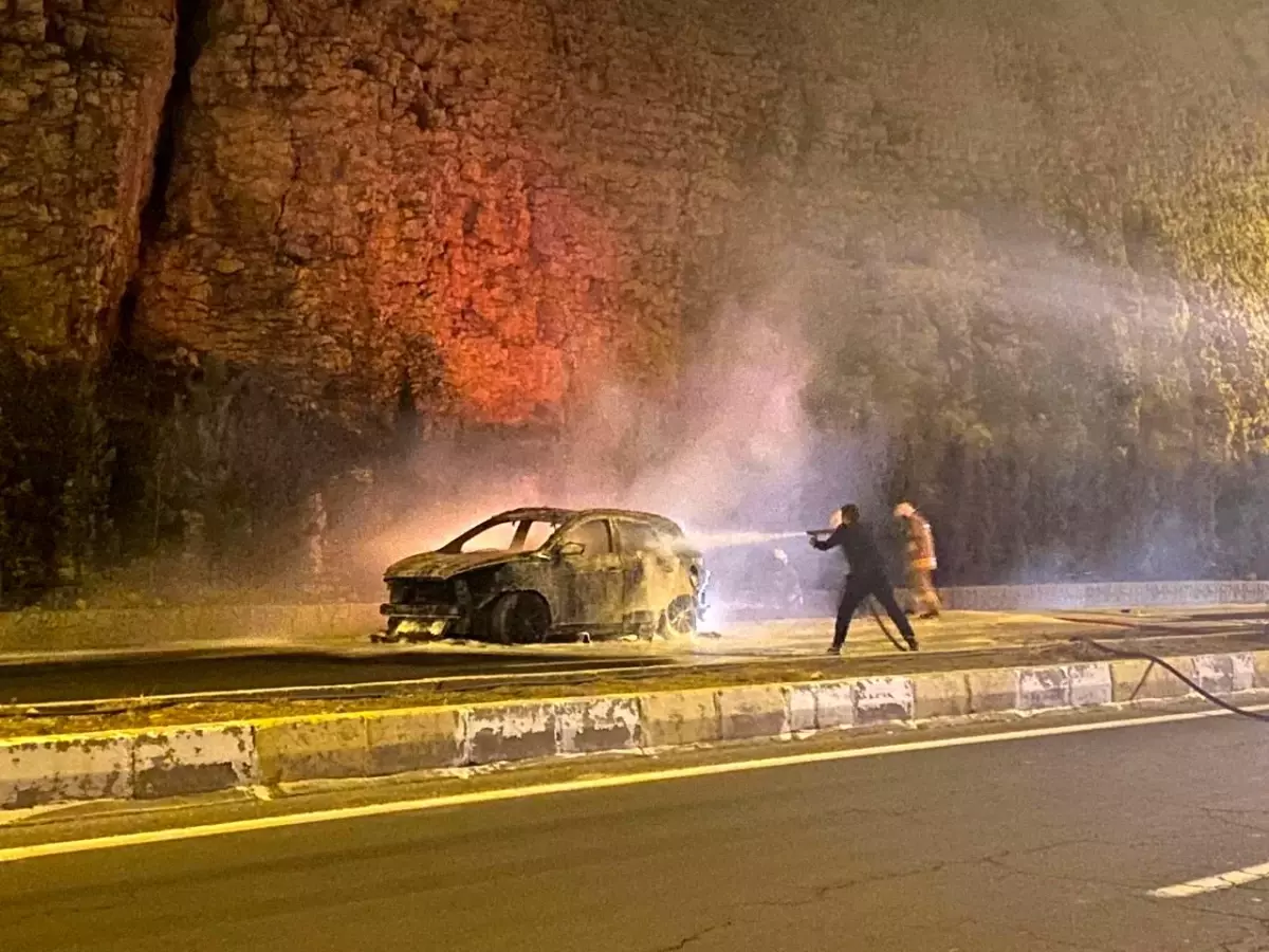 Mardin haberi... Mardin\'de seyir halindeki otomobil alev alev yandı