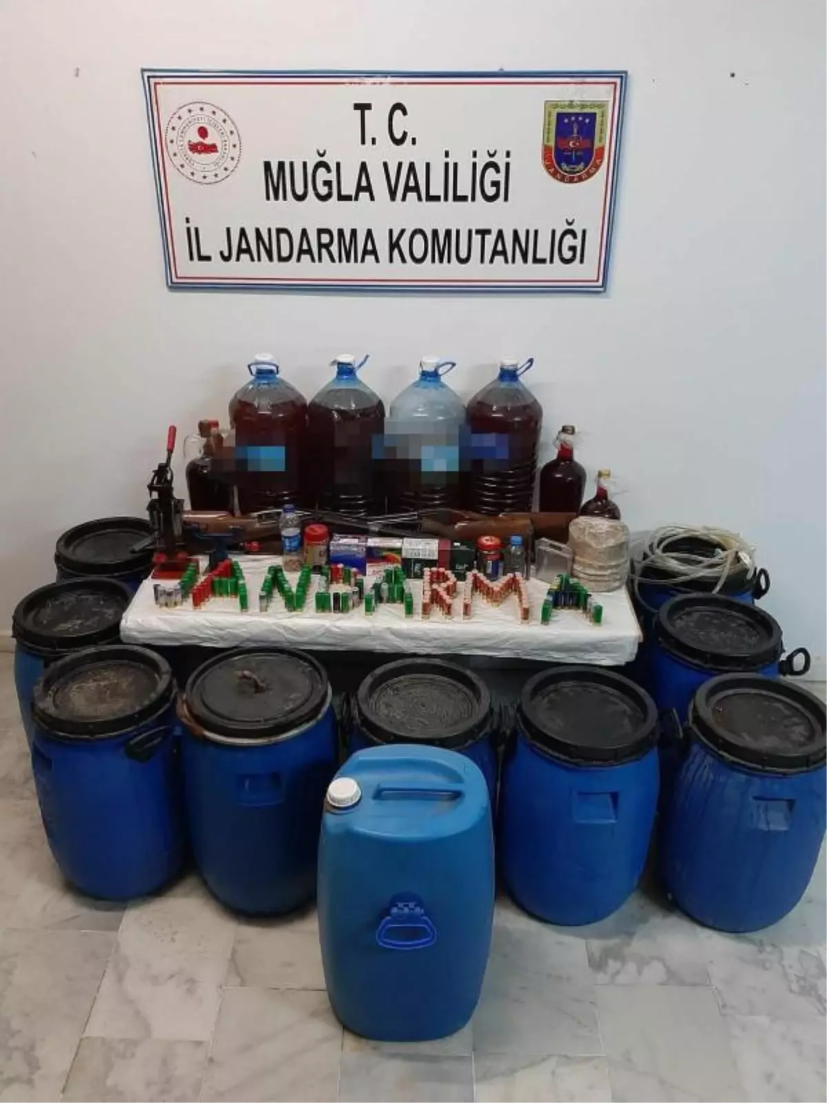 Muğla gündem haberi... Muğla\'da 700 litre sahte içki ele geçirildi