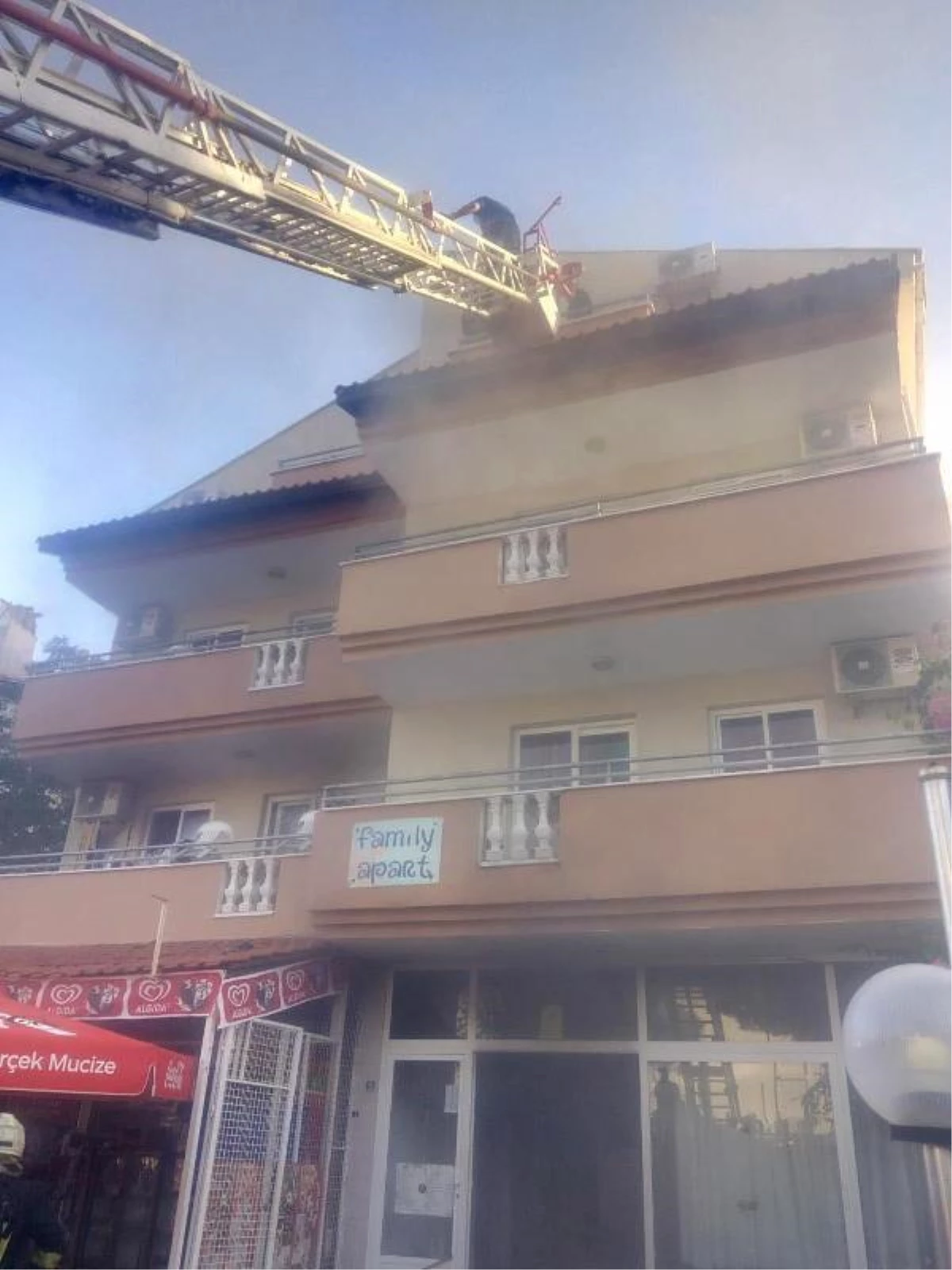 Son dakika haber... Muğla\'da apart yangını; 4 turist dumandan etkilendi