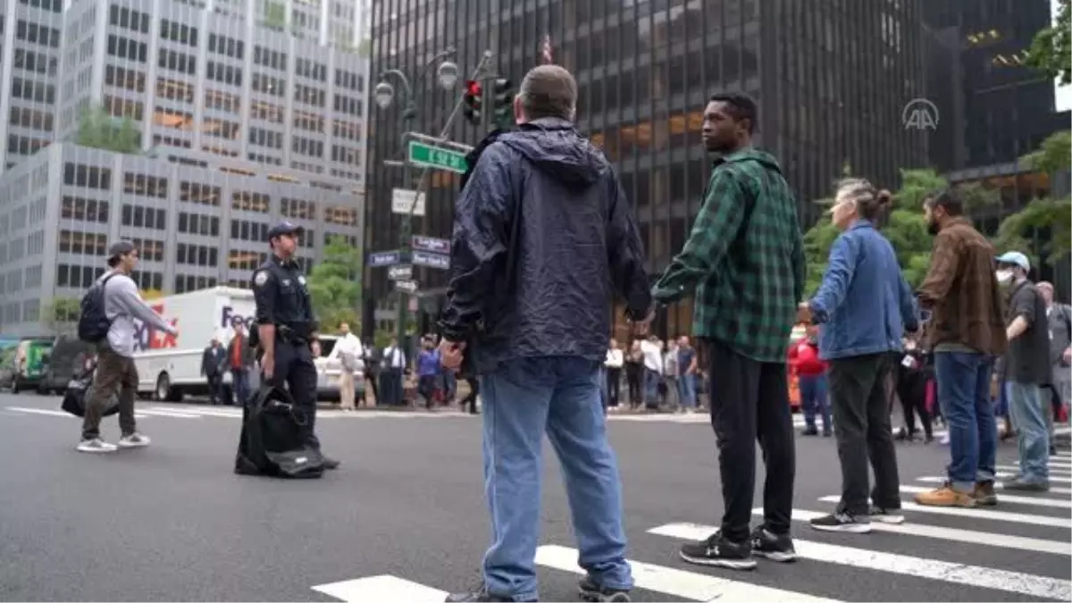 Son dakika haberi: New York polisi Manhattan\'da iklim değişikliği göstericilerini tutukladı