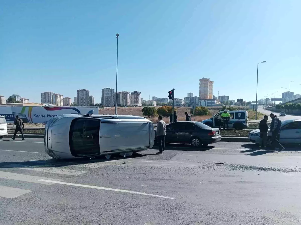 Son dakika haberleri! Otomobille çarpışan hafif ticari araç yan yattı: 1 yaralı