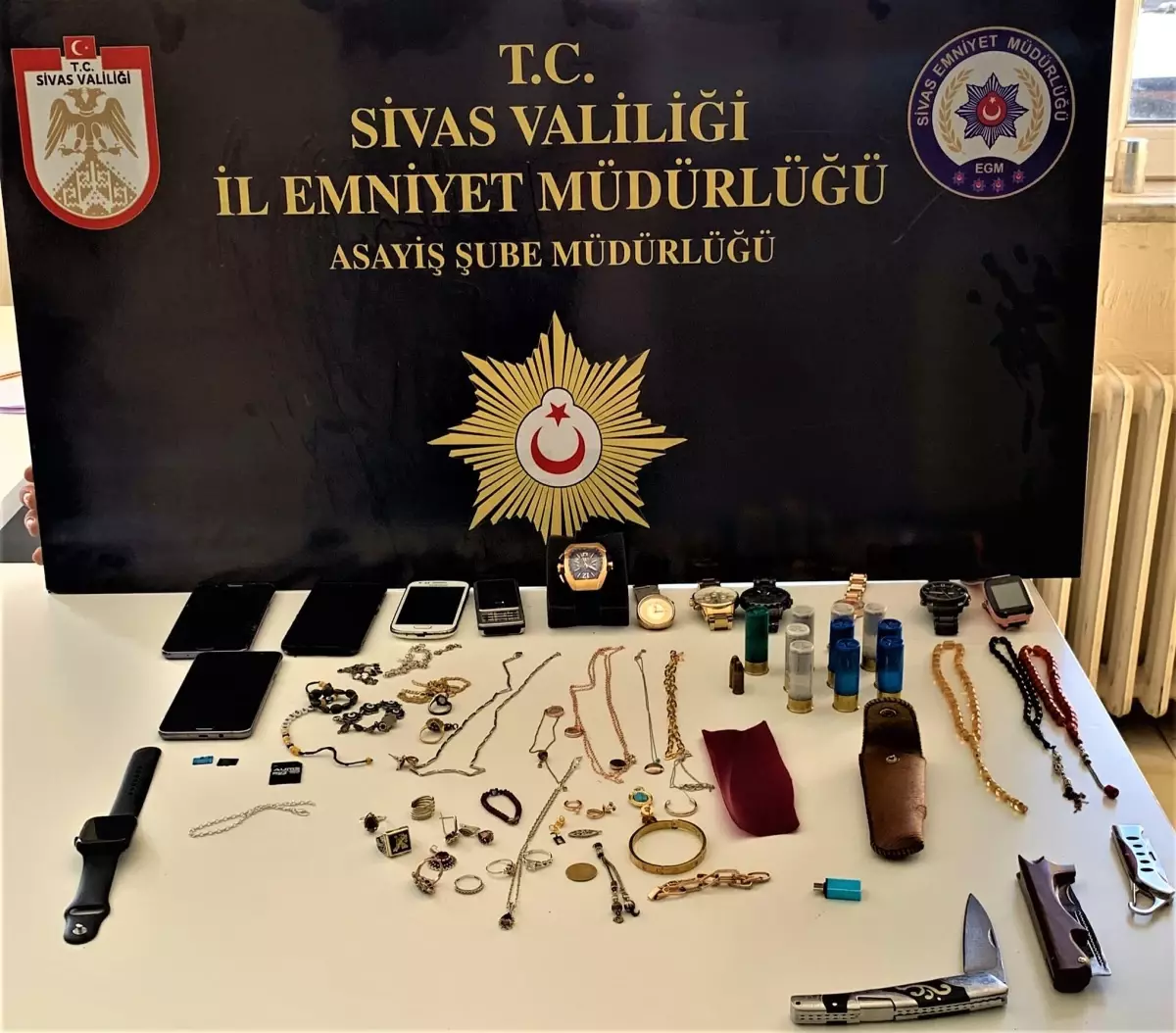 Sivas haberi... Sivas\'ta evlerden hırsızlık yaptıkları iddiasıyla 2 şüpheli tutuklandı