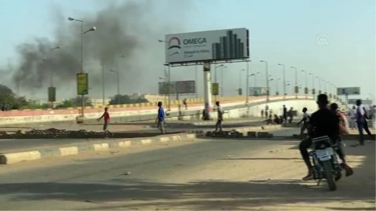 Sudan\'da göstericiler sivil yönetime geçiş için sokaklara indi (2)