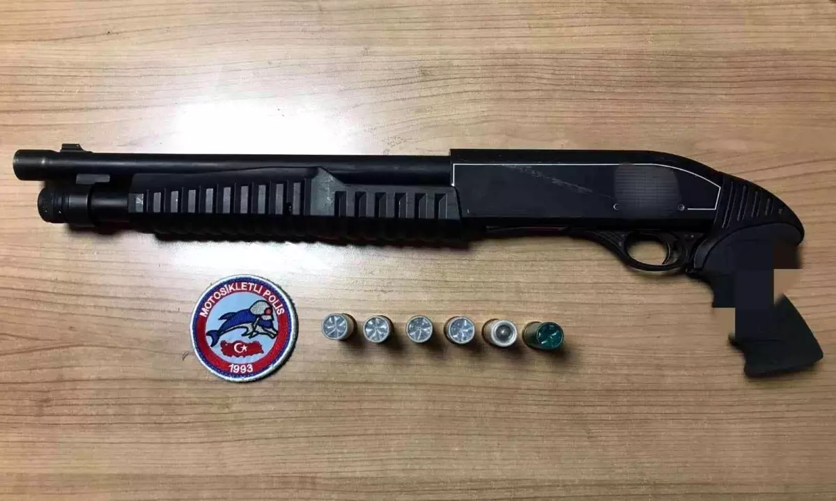 Son dakika haber | Şüpheli 4 şüpheli çalıntı otomobil, uyuşturucu madde ve silah ile birlikte yakalandı