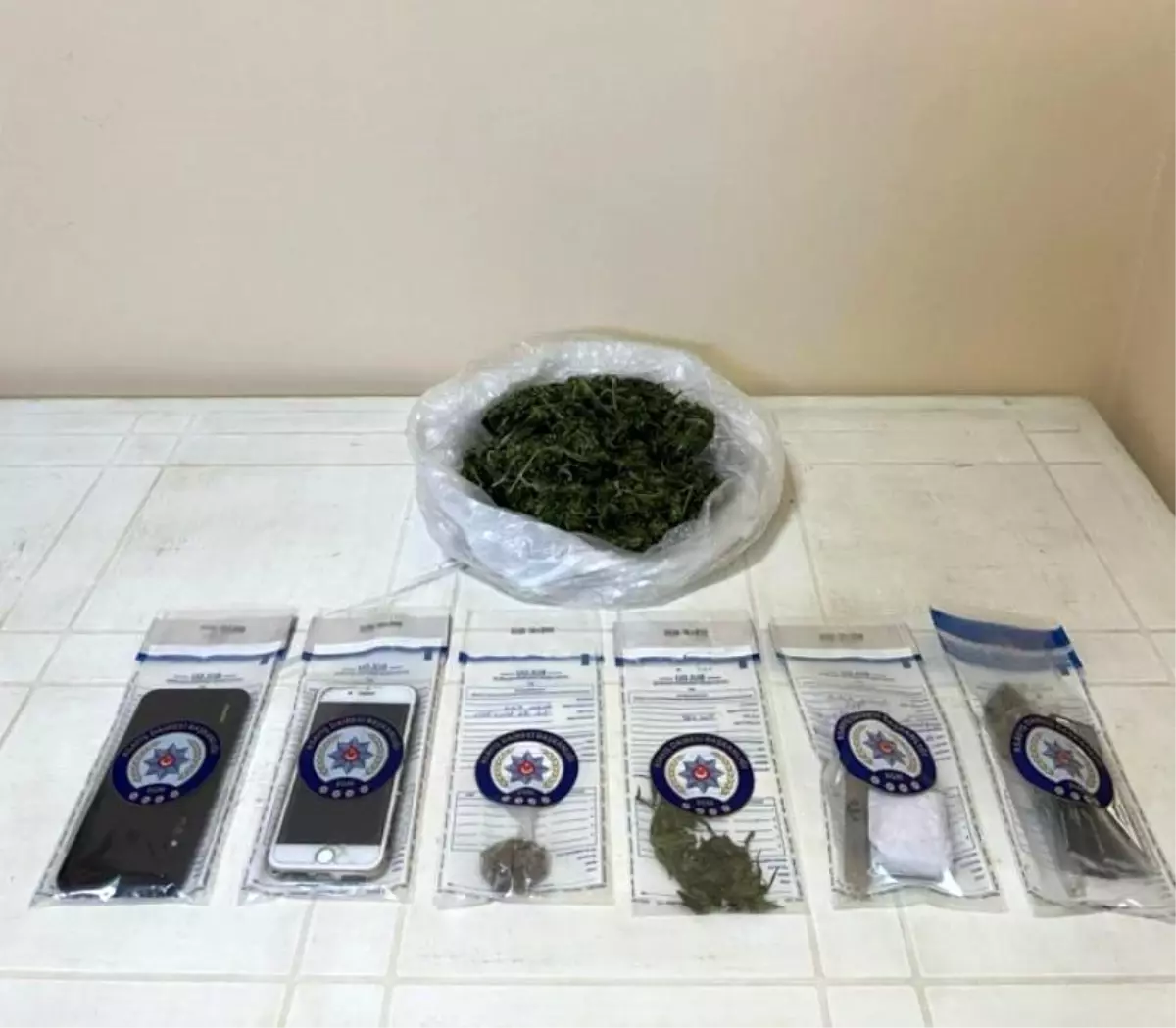 Şüpheli araç durduruldu: 180 gram esrar ele geçirildi