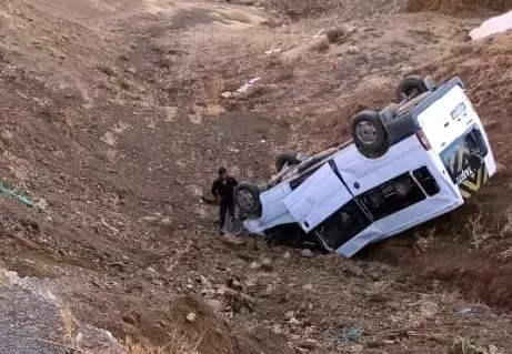 Okul servisi uçuruma yuvarlandı: 11 öğrenci yaralı Okul servisi uçuruma yuvarlandı: 11 öğrenci yaralı