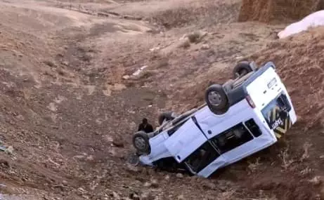 Okul servisi uçuruma yuvarlandı: 11 öğrenci yaralı Okul servisi uçuruma yuvarlandı: 11 öğrenci yaralı