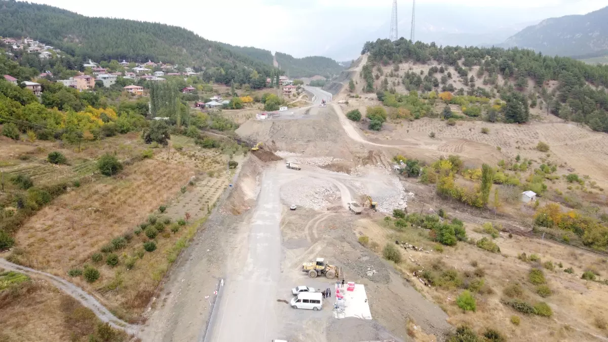 Göçük nedeniyle ulaşıma kapanan yolu açma çalışmaları sürüyor