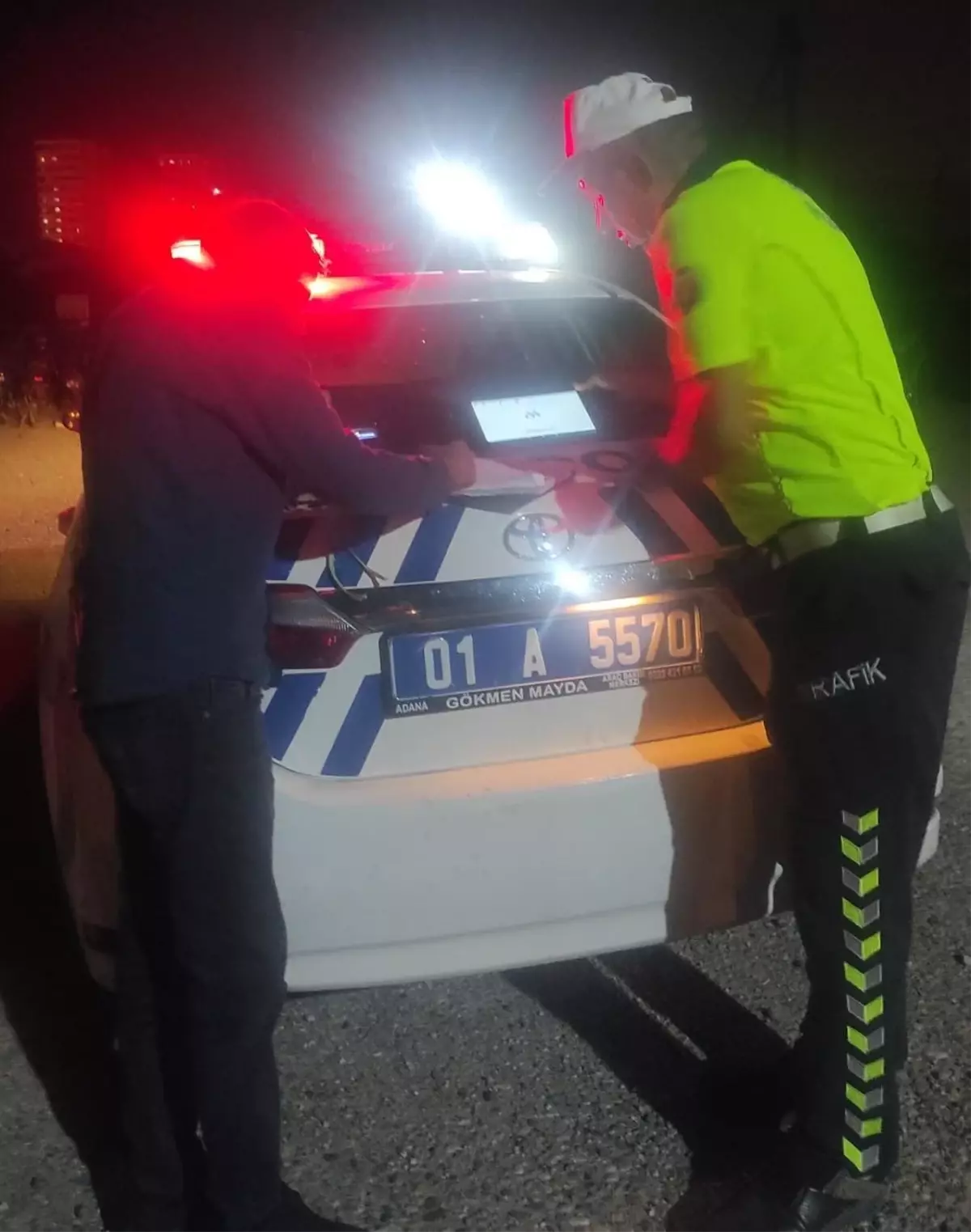 Adana\'da midibüsün üstünde tarım işçilerini taşıyan sürücüye ceza uygulandı