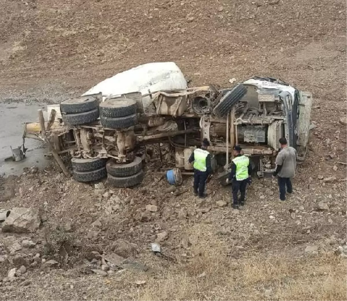Son dakika haber: Adıyaman\'da şarampole devrilen beton mikserinin sürücüsü öldü