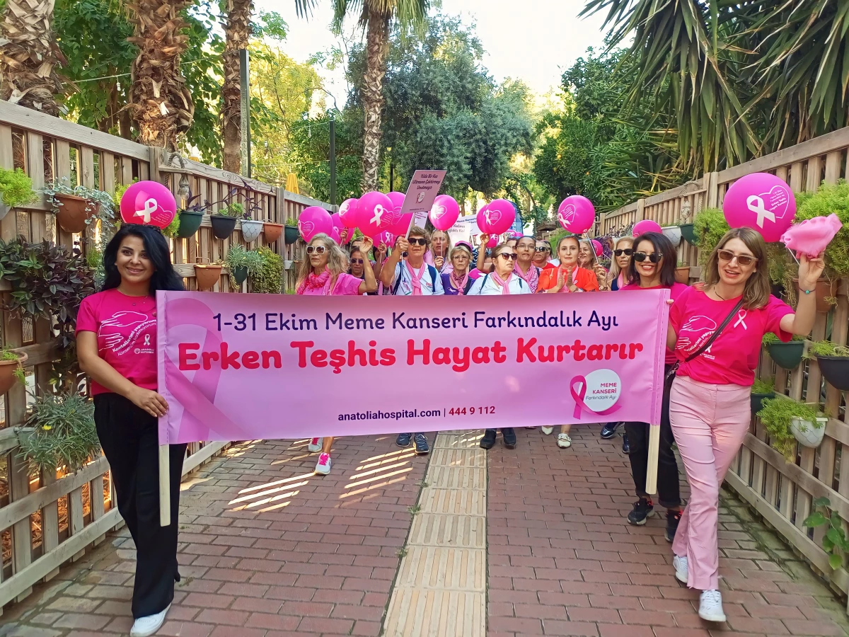 Antalya\'da meme kanseri farkındalığı için yürüyüş düzenlendi