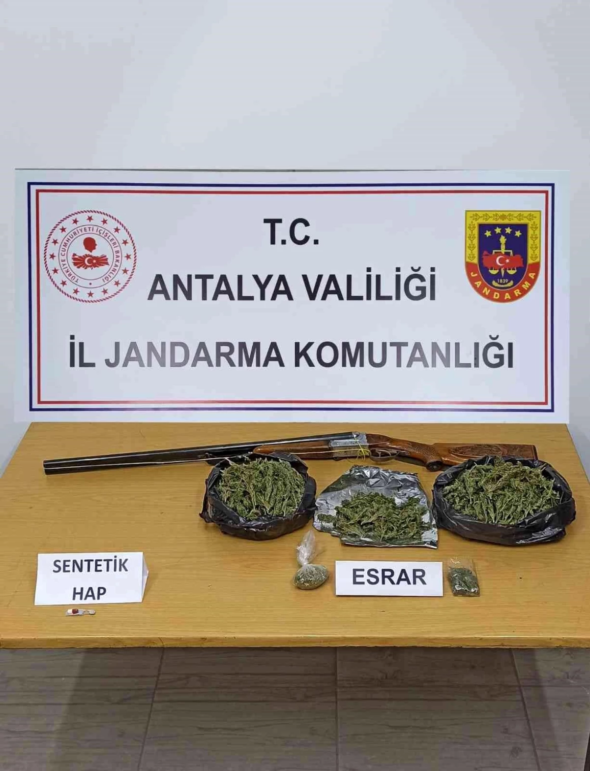 Antalya 3. sayfa: Antalya\'da yarım kilo uyuşturucu ele geçirildi