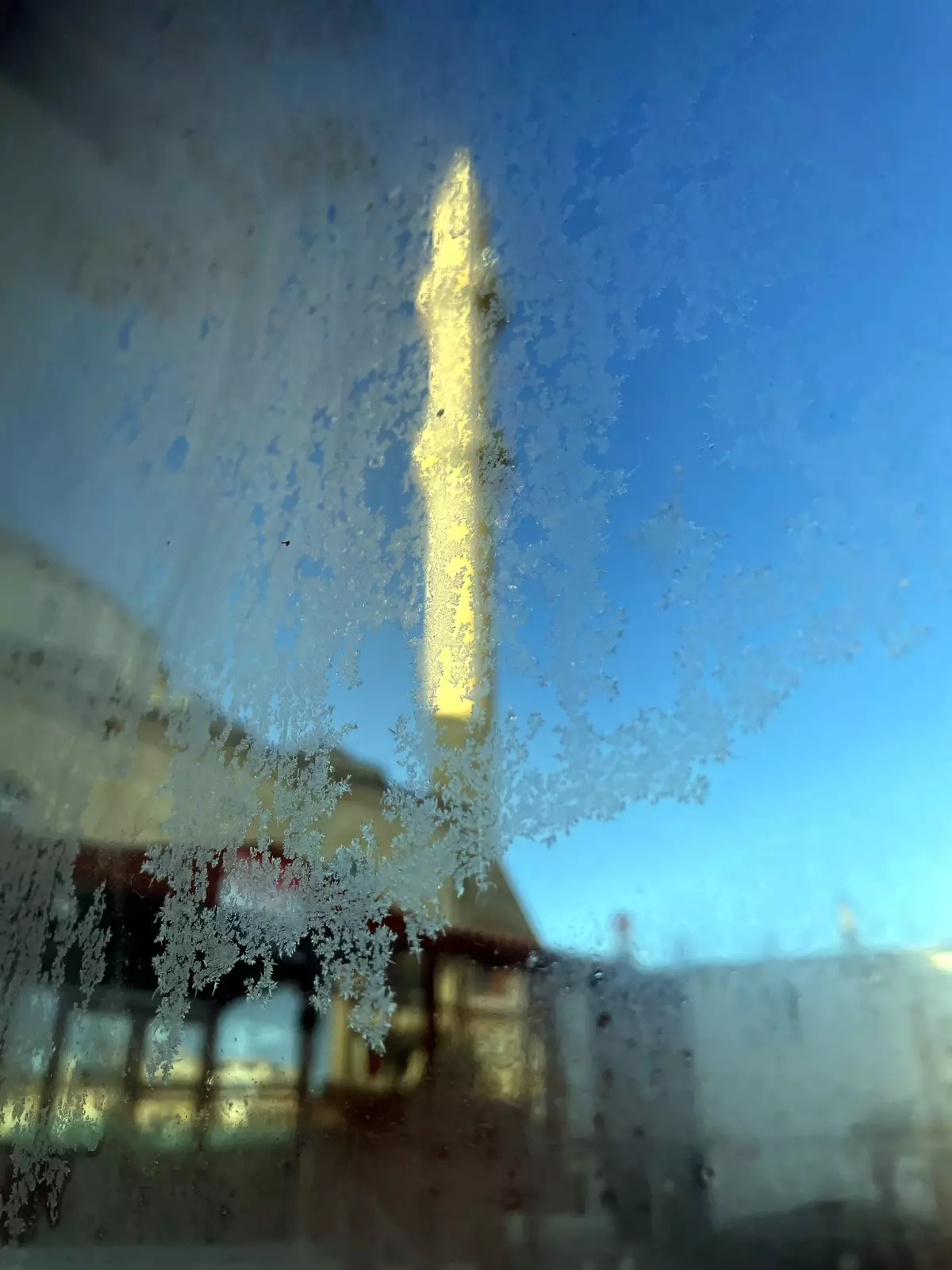 Kars haberi: Ardahan ve Kars\'ta soğuk hava nedeniyle araçların camları buz tuttu