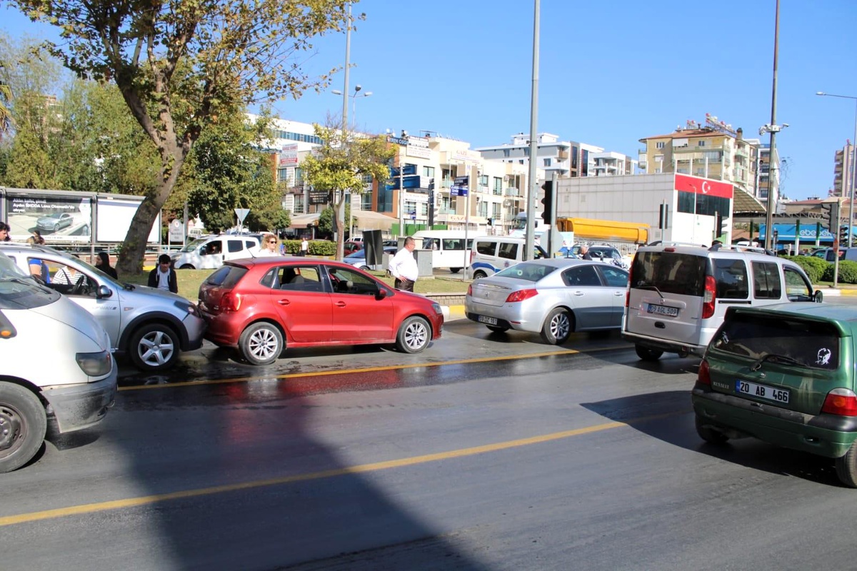 Aydın haberleri | Aydın\'da zincirleme trafik kazası: 1 yaralı