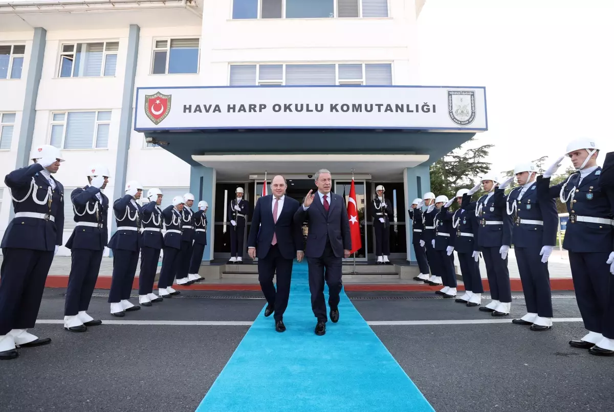 Bakan Akar, İngiltere Savunma Bakanı Wallace ile görüştü