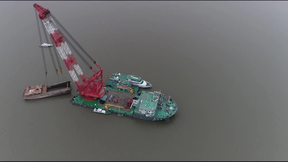 Çin\'de Yangtze Nehri\'ndeki Batık Gemi Enkazı Seyir Güvenliği İçin Kaldırıldı