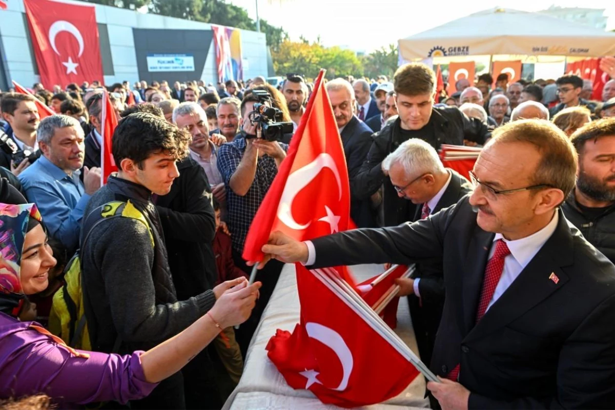 Cumhuriyet\'in 99. yılında Türk bayraksız ev kalmayacak