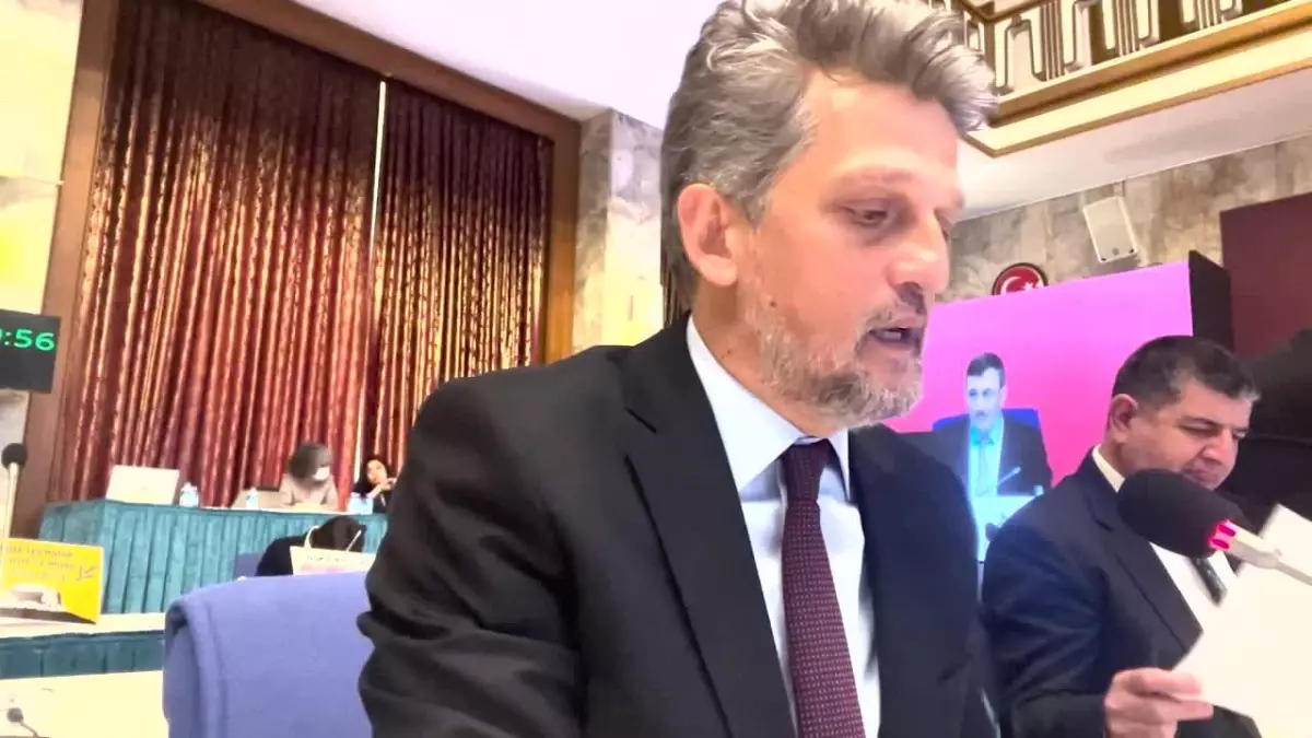 Afyon haberi... Garo Paylan, Fuat Oktay\'a Çay Servisi Yapan TBMM Personelini Gösterdi: "Siz Saraylarda Bilmezsiniz En Düşük Kira 5 Bin Lira. O Emekçi Ne Yiyecek Taş...