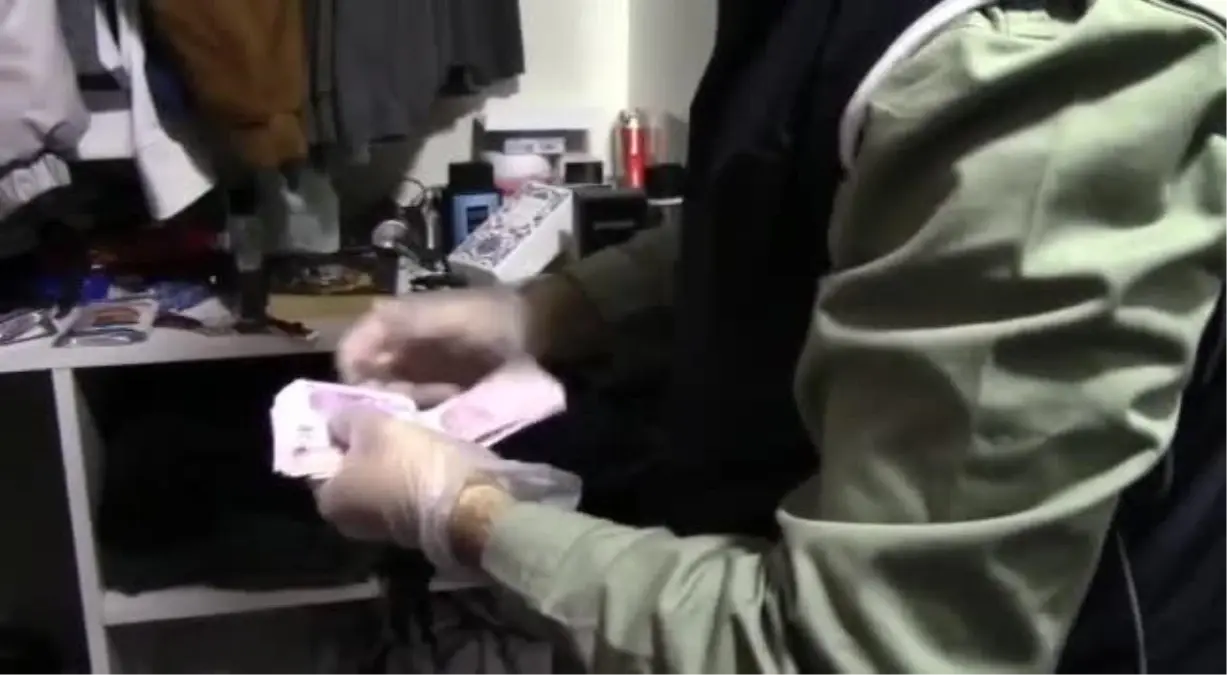 Son dakika haberleri! İ·stanbul\'da Sahte Pasaport Baskını: Gözaltına Alınan 4 Kişi Tutuklandı