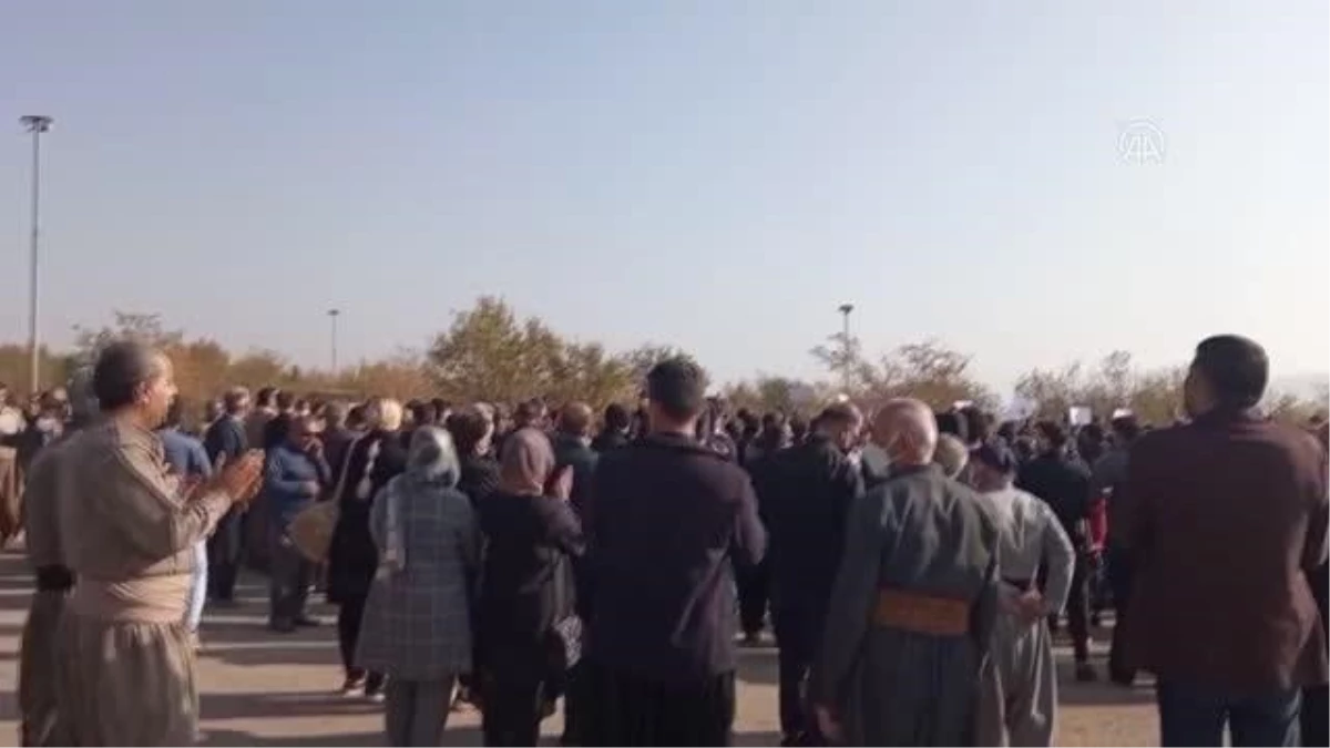 İran\'da Mahsa Emini, ölümünün 40. gününde mezarı başında anıldı (2)