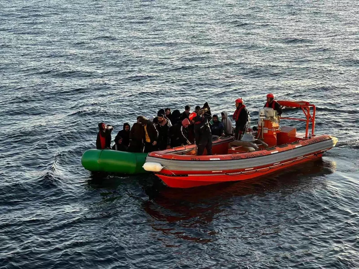 İzmir 3. sayfa: İzmir açıklarında 30 düzensiz göçmen kurtarıldı, 28 göçmen yakalandı